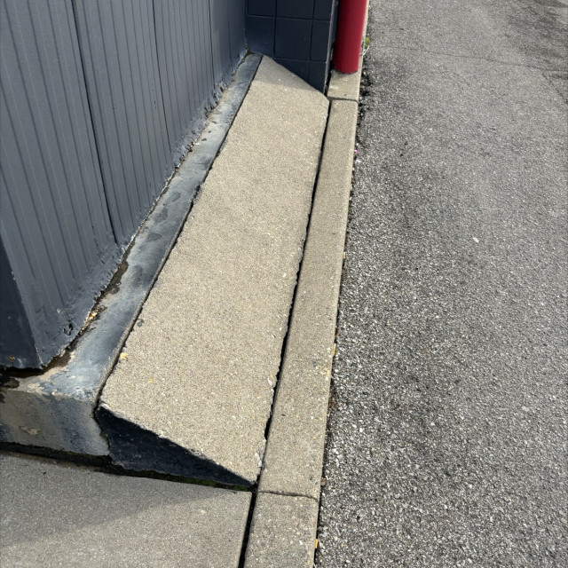 Baby bank with curb 