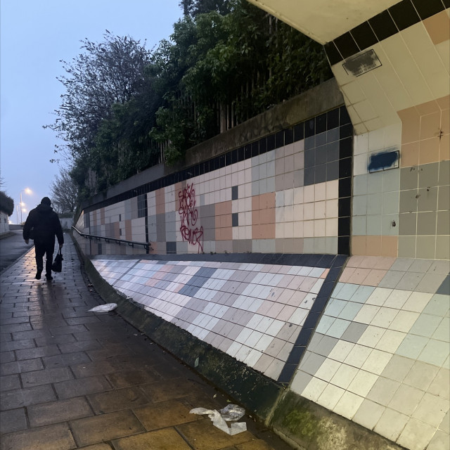 Tunnel with banks, bank to wall outside
