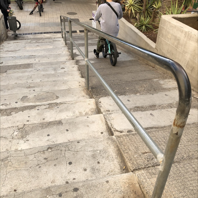 Rail gap rail