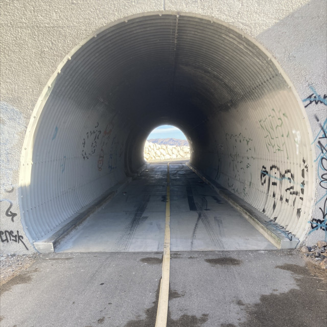 Curb in tunnel