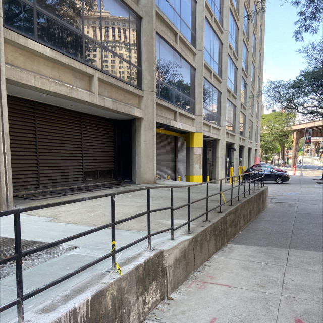 Square drop off rail