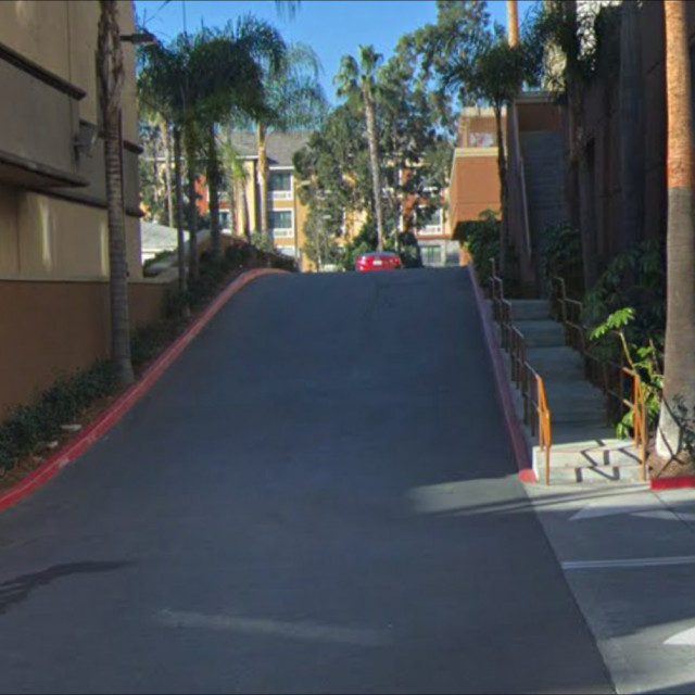 Pretty fat hillbomb with rails and 2 stairs on the side