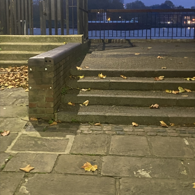 4 stair w brick outledge 