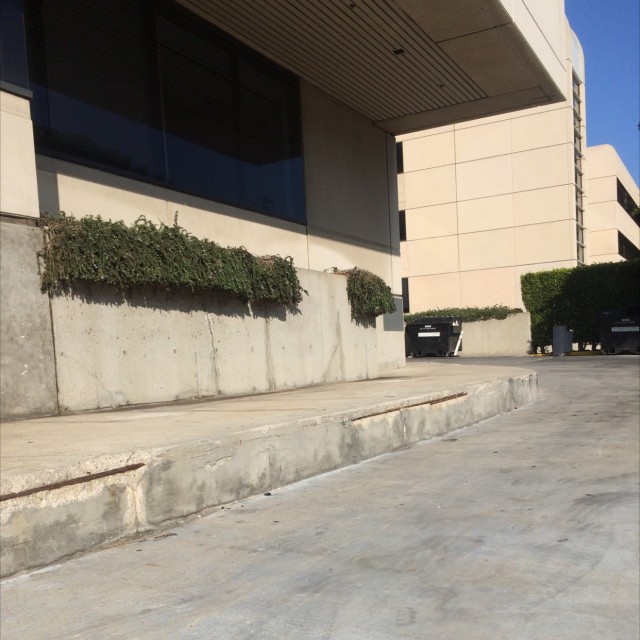 Long hand rail, huge drop around the corner 