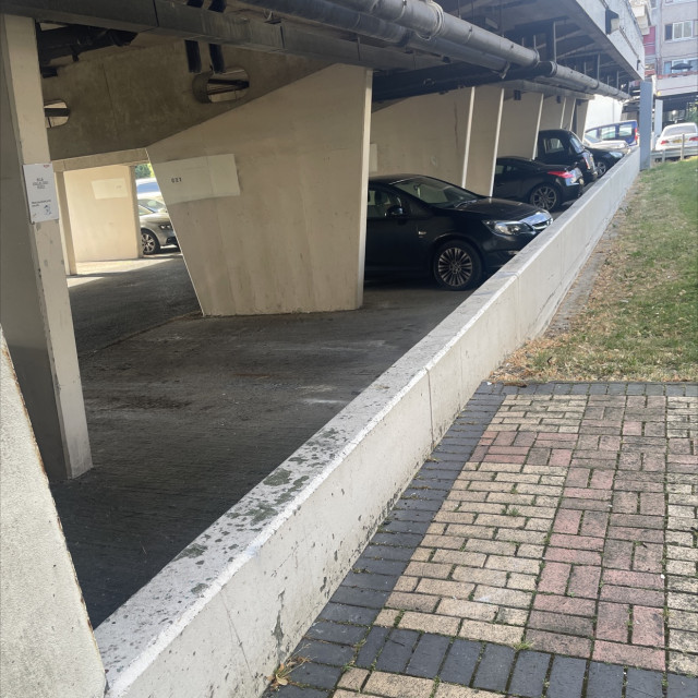 Sick parking lot full od ledges