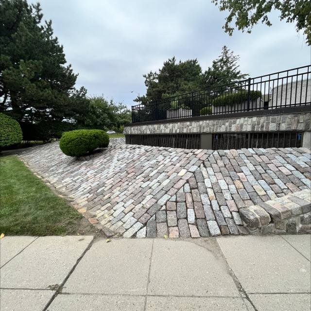 Cobblestone banks hips and sets