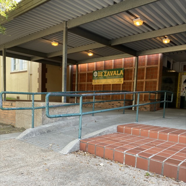 De Zavala round rails
