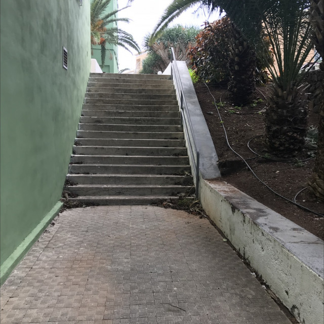 Rail to ledge 