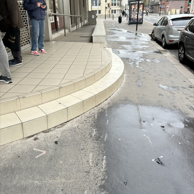 Side road ledge