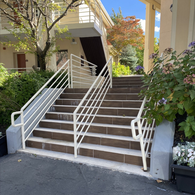 Cream rail 