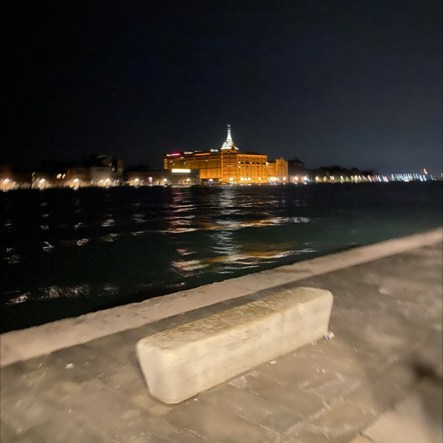 di fronte all'isola dei rifiuti