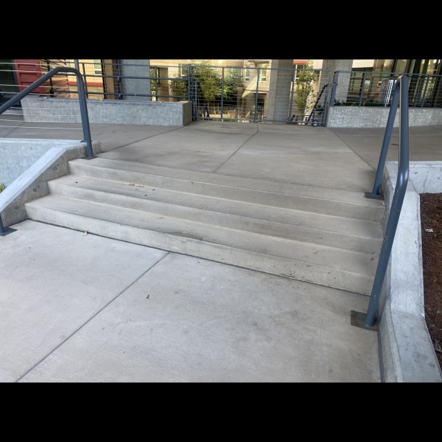 Really clean 3 stair@ 12 u district