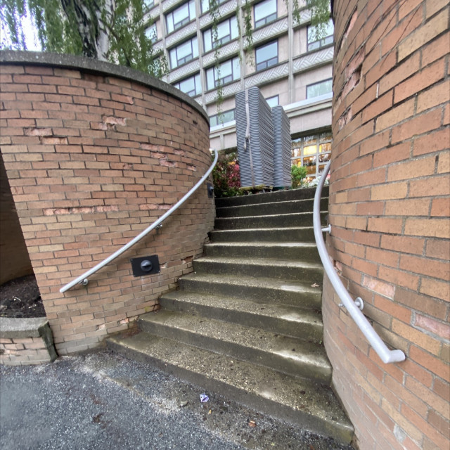 Curve wall rail 